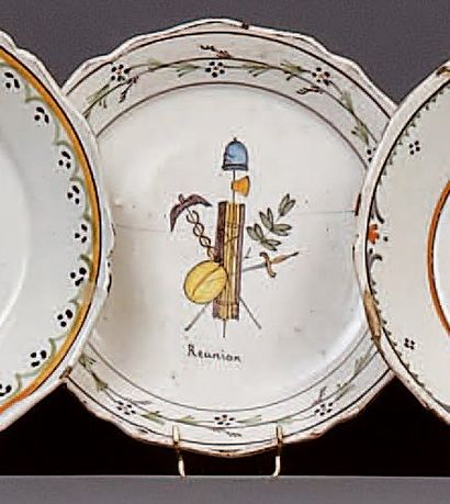 NEVERS
Assiette de forme contournée à décor...