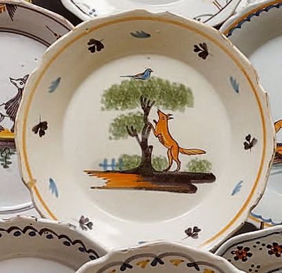 NEVERS
Assiette à décor polychrome d'un renard...
