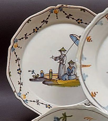 NEVERS
Assiette à bord contourné à décor...