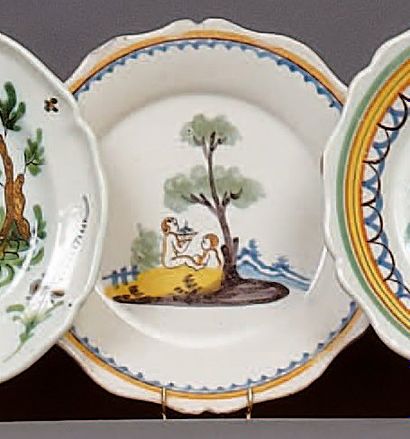 NEVERS
Assiette à bord contourné à décor...
