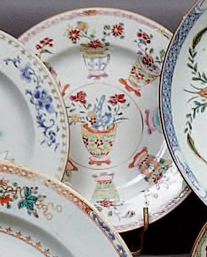 CHINE
Assiette ronde à décor en émaux de...