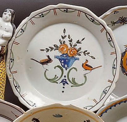 NEVERS
Assiette à bord contourné à décor...