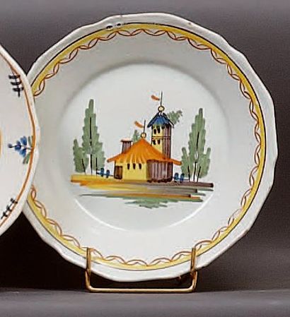NEVERS
Assiette à bord contourné à décor...