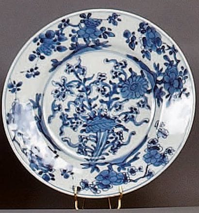 CHINE
Assiette ronde décorée en bleu sous...