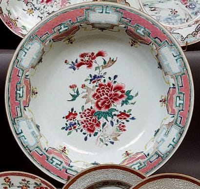 CHINE
Plat rond creux décoré en émaux de...