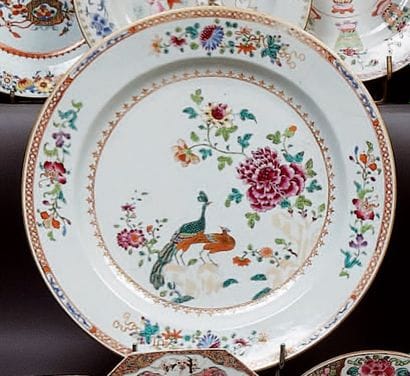CHINE
Plat rond décoré en émaux de la famille...