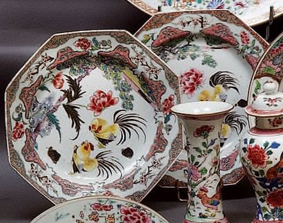 CHINE
Paire d'assiettes à pans coupés décorées...