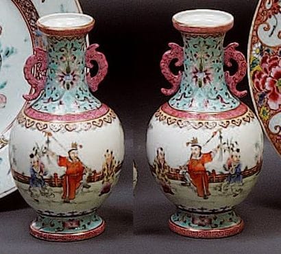 CHINE
Paire de petits vases de forme balustre...