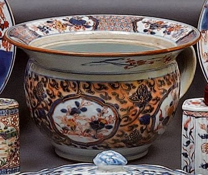 CHINE
Vase d'aisance décoré dans la palette...