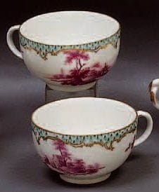 MEISSEN
Deux tasses à thé à décor en camaïeu...