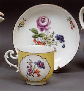 MEISSEN
Tasse et sa soucoupe à décor polychrome...