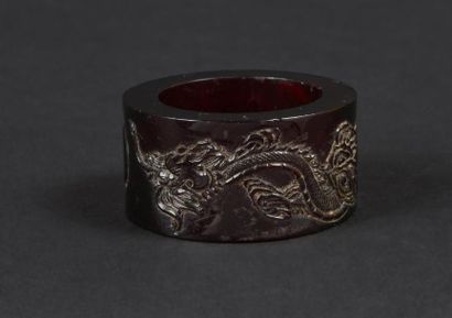 CHINE - 
Bague d'archer en ambre à décor...