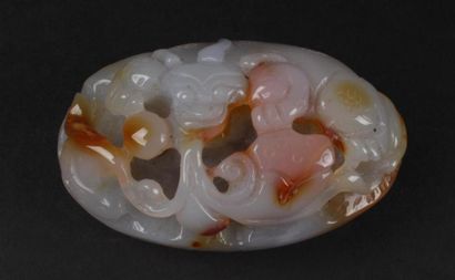 CHINE - 
Groupe en agate sculpté et ajouré...