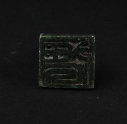 CHINE - 
Sceau en pierre dure verte surmonté...
