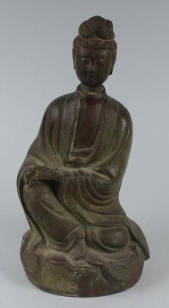 CHINE 
Déesse guanyin en fonte 
H. 27 cm...
