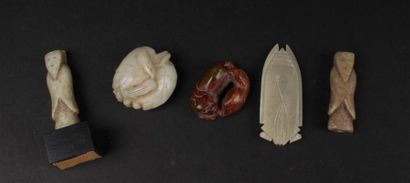 CHINE (?) - 
Ensemble de cinq objets en pierre...