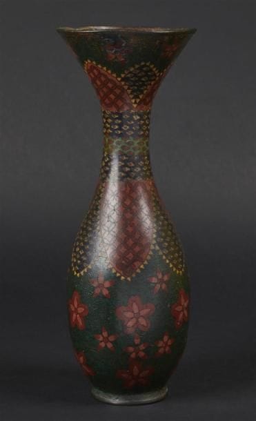 JAPON, début du XXe siècle 
Vase à long col...