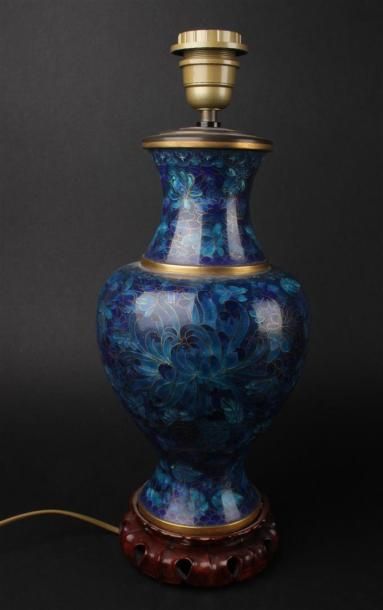 CHINE, XXe siècle 
Pied de lampe en cloisonné....