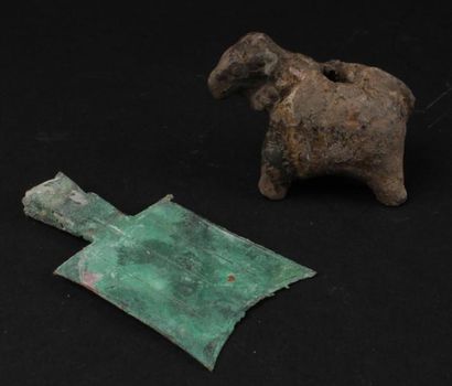 CHINE ? - 
Deux objets dans le goût de l'antique,...