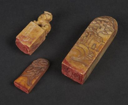 CHINE - 
Ensemble de trois petits cachets...