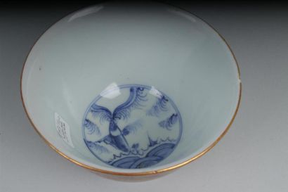 CHINE
Bol en porcelaine à décor à l'extérieur...
