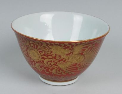 CHINE
Bol en porcelaine à décor à l'extérieur...