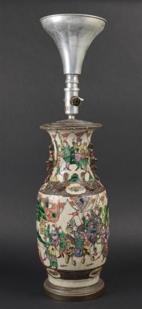 CHINE
Vase de forme balustre à décor polychrome...