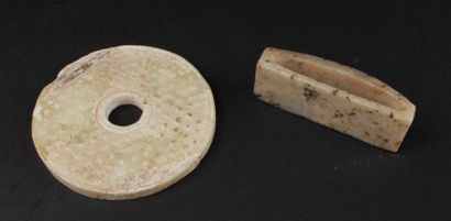 CHINE - 
Deux objets en pierre dure verte...