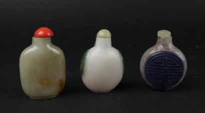 CHINE - 
Trois tabatières en verre et néphrite...