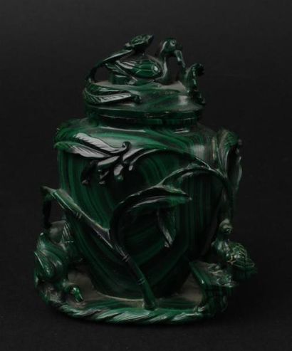 CHINE, XXème siècle
Vase en malachite à décor...