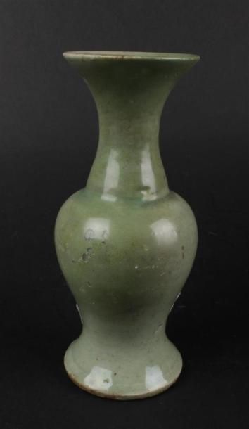 CHINE - 
Vase balustre émaillé céladon. 
Restaurations....