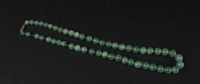 TIBET - 
Collier de cinquante boules de pierre...