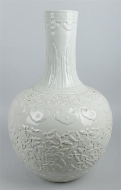 CHINE - 
Vase à long col en porcelaine céladon...