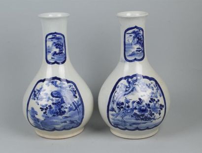 JAPON - XIXe siècle 
Paire de vases bouteille...