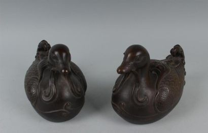 CHINE - XXe siècle
Paire de canards en grès.
Signés.
H....