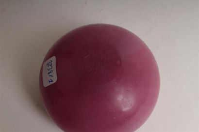 CHINE. 
Pot à eau rond en verre rose de Pékin...