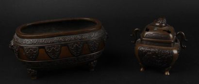 CHINE, XXe siècle - 
Ensemble en bronze comprenant...
