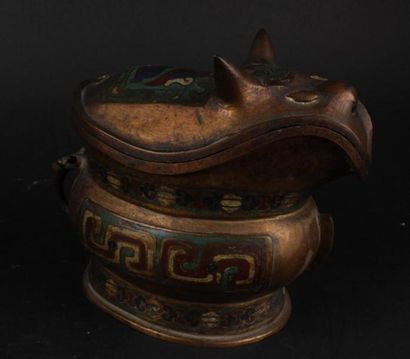 CHINE - 
Urne couverte en bronze et émaux...