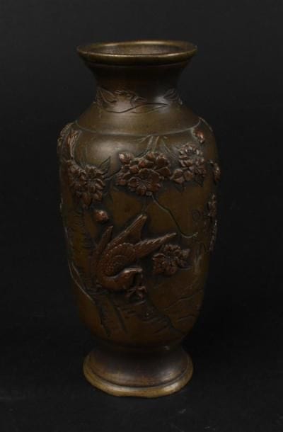 CHINE - 
Petit vase en bronze à patine médaille...