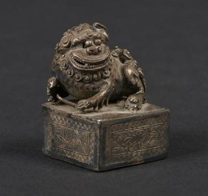 CHINE - 
Petit cachet en métal surmonté d'une...