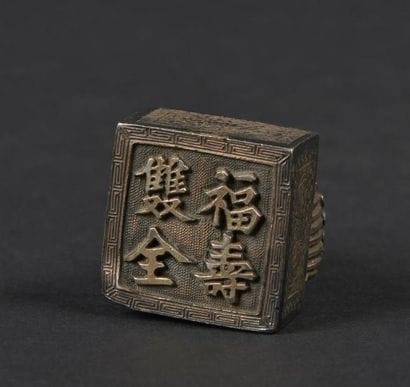 CHINE - 
Petit cachet en métal surmonté d'une...