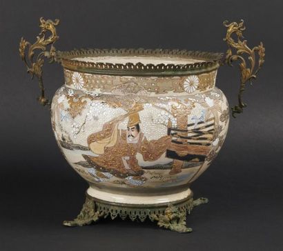 JAPON - 
Cache pot en satzuma à décor de...