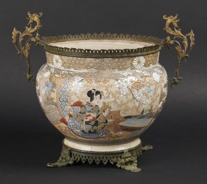 JAPON - 
Cache pot en satzuma à décor de...