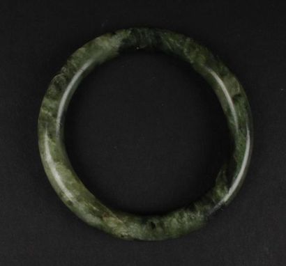 CHINE, XXe siècle 
Bracelet jonc en jade....
