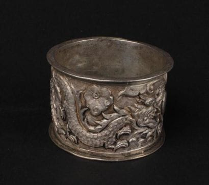 CHINE, XXe siècle 
Rond de serviette en argent...