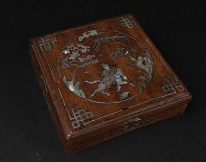 CHINE, XXe siècle 
Boite carrée en bois à...
