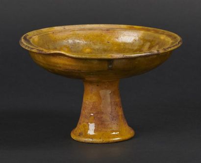 CHINE - 
Coupe sur piédouche en grès émaillé...