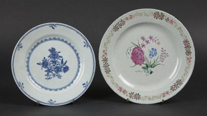 CHINE, XVIIIe siècle - 
Deux assiettes en...