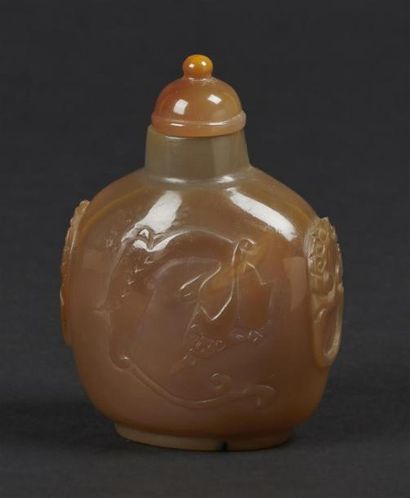 CHINE - 
Tabatière en agate à décor en relief....