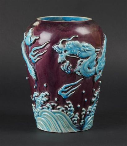 CHINE
Vase oblong en porcelaine à fond aubergine...